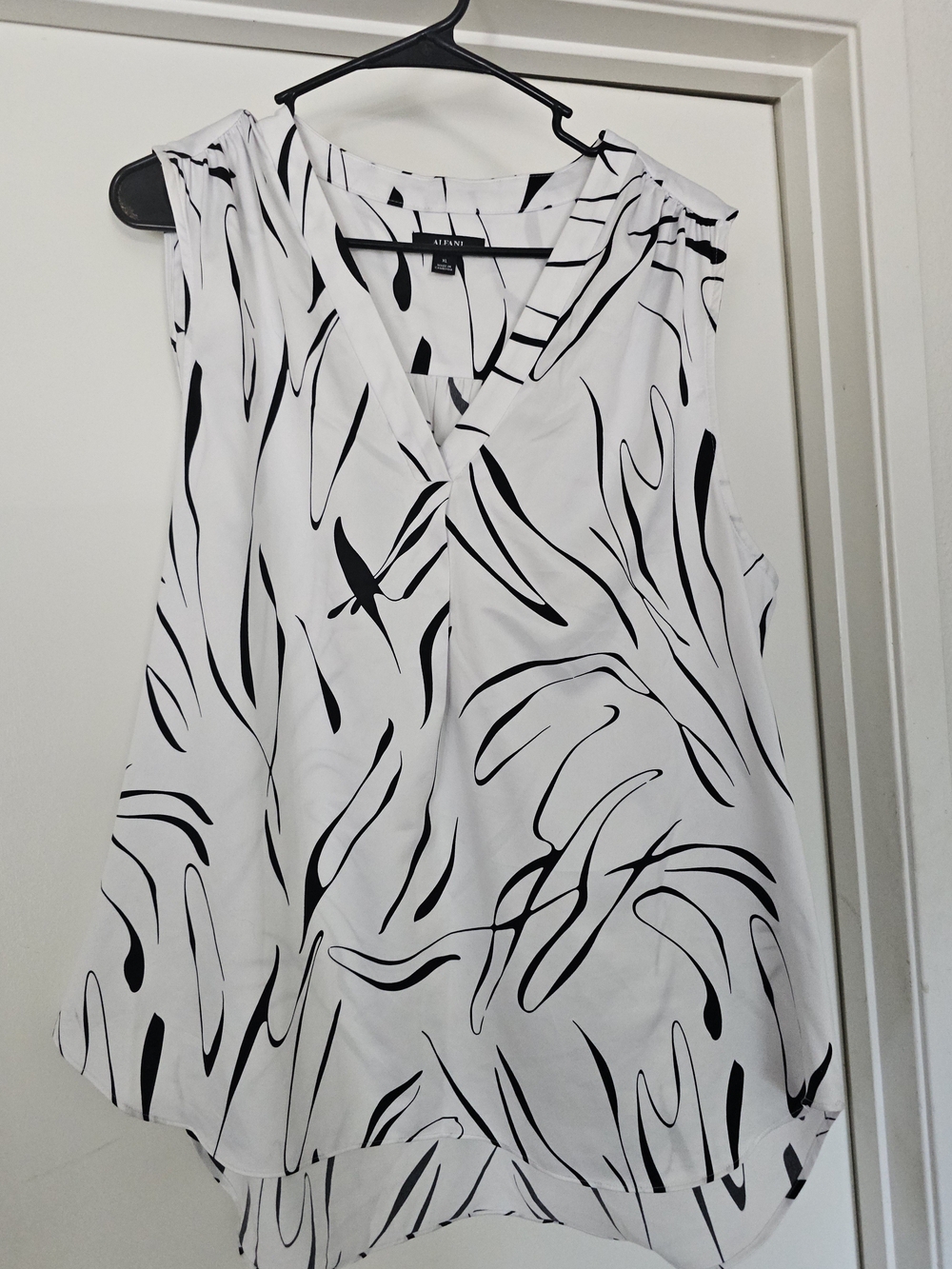 Alfani White and Black Abstract V-Neck Sleeveless Camisole